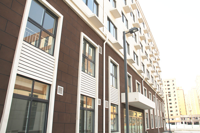 兩棟公寓樓外觀簡潔、明快