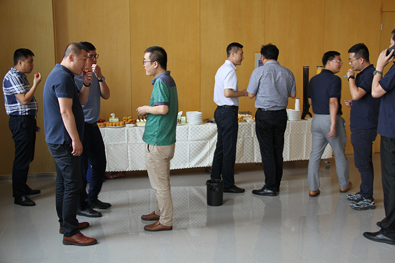 沃家人們親切交談中。