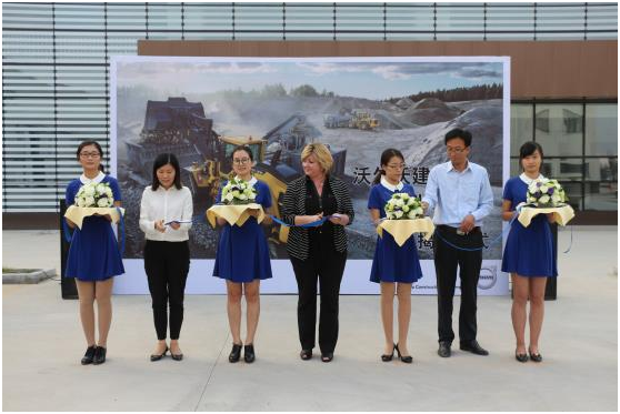 L180H裝載機(jī)揭幕儀式上，與會(huì)嘉賓廣泛參與到L180H裝載機(jī)的繞機(jī)講解及試乘試駕中。