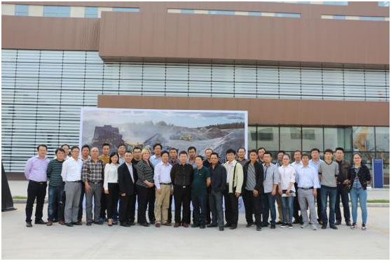 L180H裝載機(jī)揭幕儀式上，與會(huì)嘉賓廣泛參與到L180H裝載機(jī)的繞機(jī)講解及試乘試駕中。