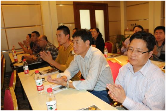 L180H裝載機(jī)揭幕儀式上，與會(huì)嘉賓廣泛參與到L180H裝載機(jī)的繞機(jī)講解及試乘試駕中。